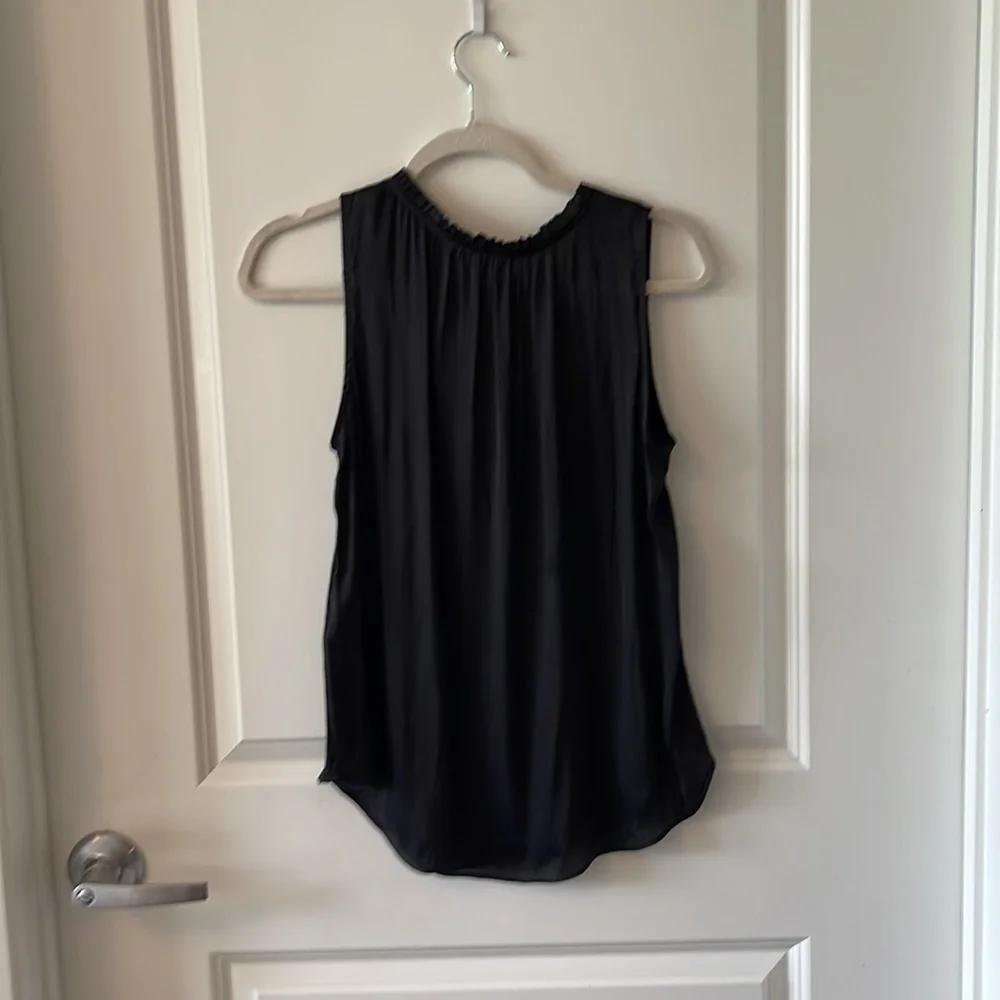 Black Banana Republic top with ruffle v neck size small - Picture 2 of 3